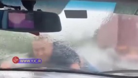 دراز کشیدن یک مرد روی کاپوت خودرو در بزرگراه