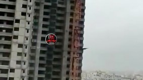 لحظه وحشتناک سقوط و شکسته شدن تاور کرین به دلیل باد شدید