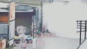 عبور جالب قطار از مسیر بارانی