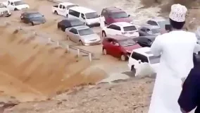 لحظه وحشتناک جاری شدن سیل روی جاده