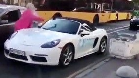 حمله خانم عصبانی با تبر به ماشین لاکچری