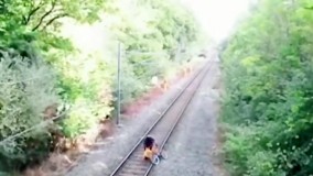 حرکت قهرمانانه کارگر برای نجات یک نفر از مرگ حتمی تصادف با قطار