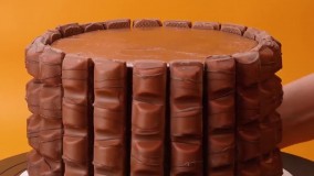 تزیین کیک هوس انگیز 
 (اگر گرسنه هستید نبینید :)