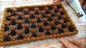 تزیین حلوای مجلسی : تزیین شطرنجی حلوا با ماسوره گل ۳ بعدی