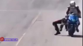 واکنش عجیب دو موتورسوار در پیست مسابقه بعد از تصادف