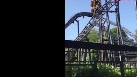 لحظه وحشتناک آویزان ماندن گردشگران از ترن هوایی در آسمان