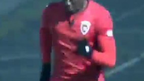 بازیکنی که با شلوار گرمکن وارد زمین شد