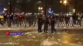 سبک جدید اعتراض مردم روسیه با پرتاب گلوله‌های برفی به مأمورین پلیس
