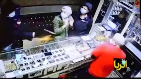 لحظه مبارزه تن ‌به ‌تنِ طلافروش و سارق مسلح