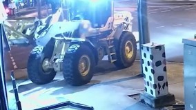 دزدیدن موتور با لودر و فرار از دست پلیس