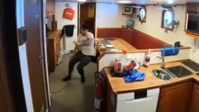 ۲۰ ثانیه پر تلاطم از زندگی یک دریانورد در درون کشتی