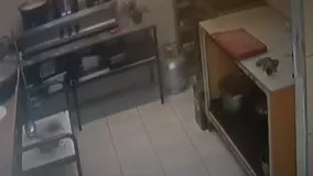 آشپز خوش‌ شانس ، از انفجار آشپزخانه قسر در رفت