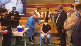 نوه ١٢ ساله وزير  بهداشت در حضور وزير  واكسن سينوفارم تزريق كرد