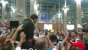حسن یزدانی بر روی دوش هواداران به وطن بازگشت