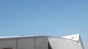 غارت بار تریلی واژگون شده در سیرجان !