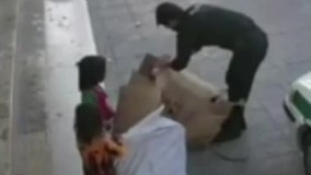 پلیس یگان ویژه در حال کمک به «کودکان کار» در بوشهر