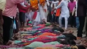 راه رفتن روی کمر زنان برای درمان نازایی !