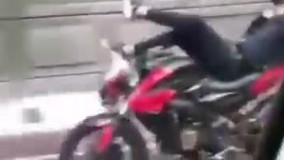 حرکات آکروباتیک خظرناک وسط اتوبان !