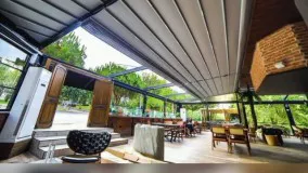 زیباترین سایبان ریموتدار حیاط کافی شاپ