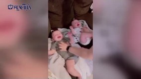 واکنش جالب و یکسان دو نوزاد دوقلو به شوخی مادرشان