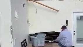 پیانو نوازی عجیب یک آمریکایی پس از طوفان !