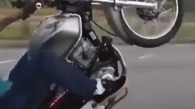 حرکات نمایشی موتورسوار یک دست !