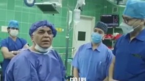 خواننده قدیمی ، در اتاق عمل زیر آواز زد