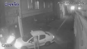 لحظه زورگیری از یک دختر جوان با چاقو در یکی از محله‌های تهران