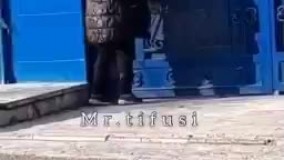 آویزان کردن  یک وعده غذا به درب باشگاه استقلال !