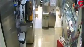 اراذل و اوباش ها به یک آب میوه فروشی در میدان امام تالش حمله کردند