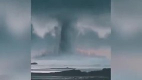 لحظه ترسناک شکل‌گیری گردباد بر فراز دریا