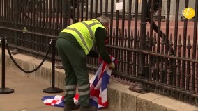 جمع ‌آوری گل ‌ها از مقابل کاخ باکینگهام