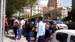 تجمع سهامداران مقابل ساختمان سازمان بورس