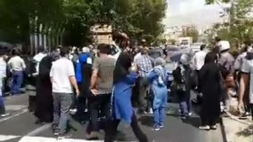 شعار مرگ بر روحانی در تجمع مقابل سازمان بورس