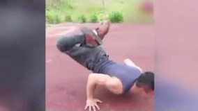 مرد جوانی که همانند عقرب حرکت می‌کند !