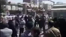 تجمع سهامداران مقابل ساختمان سازمان بورس