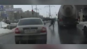 حظه خودکشی نافرجام یک مرد وسط خیابان