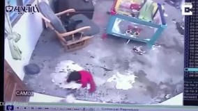 نجات یک کودک از مرگ توسط گربه سوپرمن