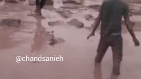 نجات کودکان از سیل و گل و لای در زرندِ کرمان
