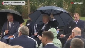 درگیری بوریس جانسون با چتر در مراسم یادبود پلیس