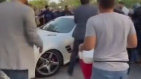 ازدحام شدید برای دیدن گلزار در یک مراسم