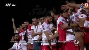 لحظه بالا بردن جام قهرمانی لیگ‌ برتر توسط سیدجلال حسینی