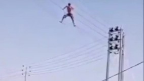 ویدئوی عجيب از يک جوان عراقی بر روی سیم‌های برق