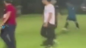 اتفاق باورنکردنی در فوتبال ؛ داور روی هواداران اسلحه کشید !