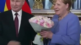 دسته گل ولادیمیر پوتین برای آنگلا مرکل