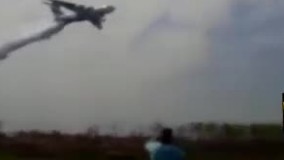 اطفای حریق تالاب انزلی توسط هواپیمای وزارت دفاع