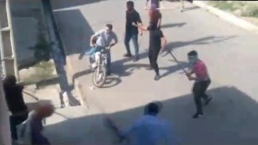 لحظه حمله وحشیانه اراذل و اوباش به زنان بی‌ دفاع