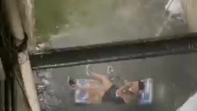 قلیان کشیدن جوان آمریکایی در میانه سیلاب