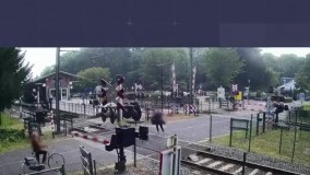 نجات معجزه آسای یک زن از برخورد با قطار