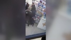 سرقت حرفه‌ای موبایل در داروخانه توسط یک زن